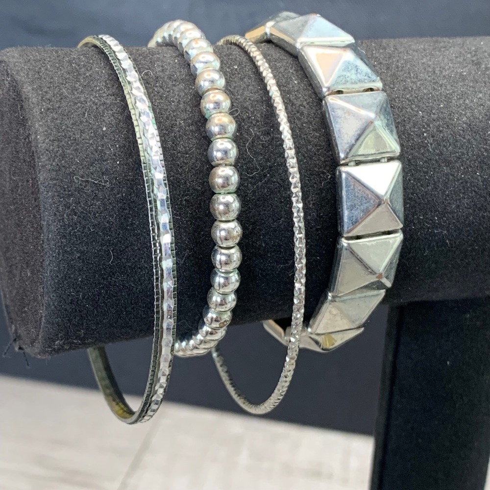 Silver Tone Bracelet Stack Set Pyramid Stud Bead Stretch Bangles 4pc 5511
